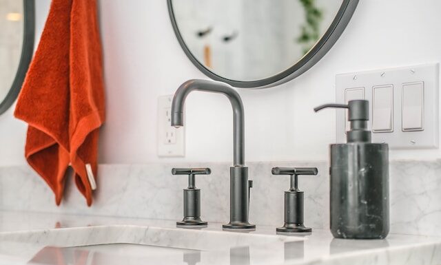 Dlaczego warto regularnie przepłukiwać instalację kanalizacyjną i jak to zrobić?